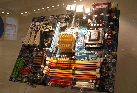 Gigabyte 915P Pentium 4-moederbord met DDR/DDR2-ondersteuning