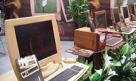 LCD-schermen met houten omlijsting
