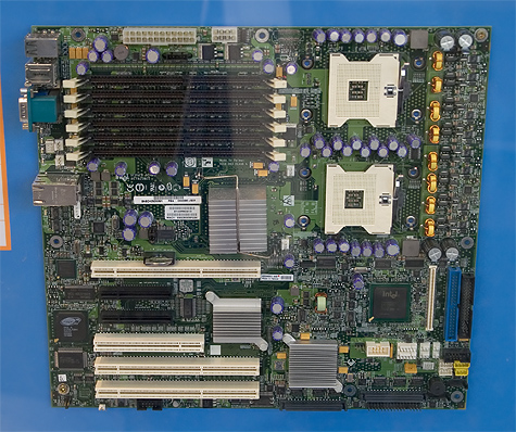CeBIT 2005: Intel SE7520BD2 dual Xeon-plank