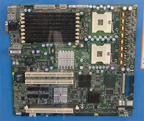CeBIT 2005: Intel SE7520AF2 dual Xeon-plank