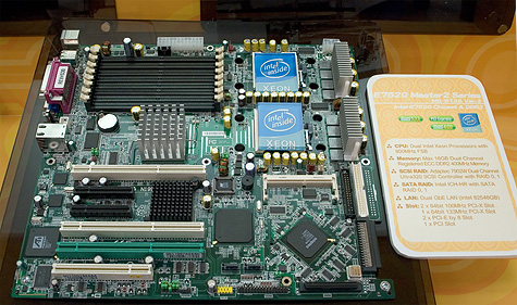 CeBIT 2005: MSI E7520 Master2 dual Xeon-plank